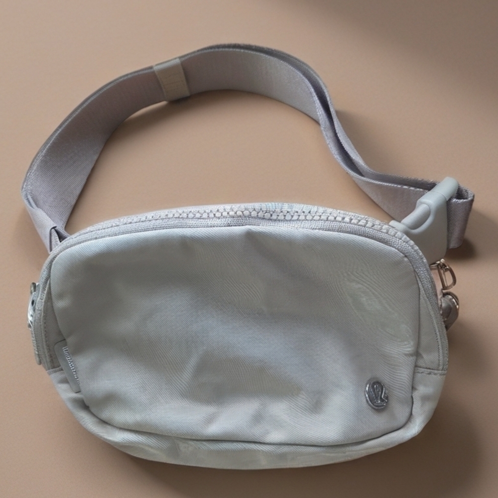 Lululemon Everywhere Belt Bag Silver Drop - Picture 3 of 13